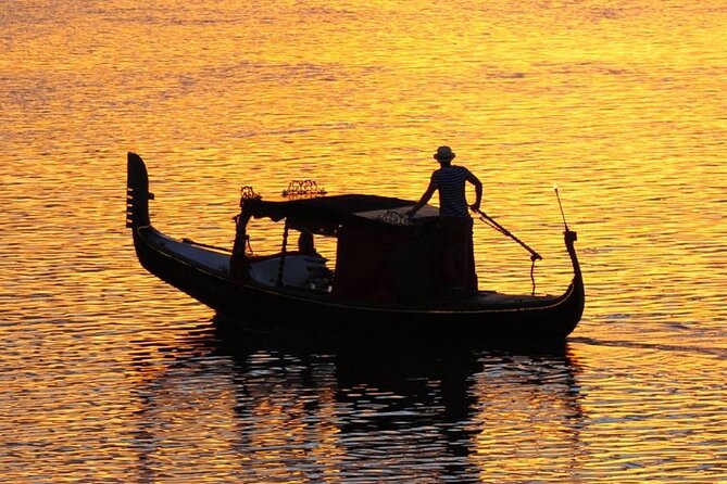 1 Hour Private Romantic Gondola Cruises in Banksia Beach - Cheese, fruit, and the question of drinks