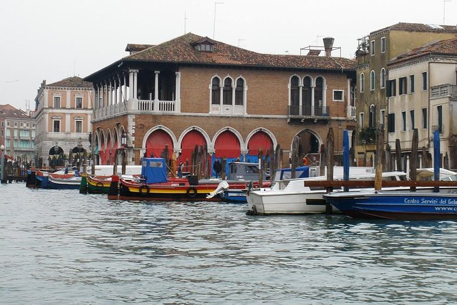 2-hour Venice Guided Walking Tour with Gondola ride - Crossing the white stone Rialto Bridge