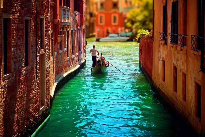 Classic 30-Minute Gondola Ride in Venice - Why the shared format matters