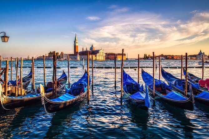 Explore the Canals on an Authentic Gondola Tour Venetian Dreams - Meeting point and timing advice
