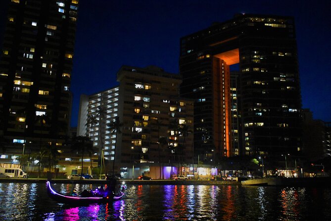 Fireworks Waikiki Gondola Cruise -lots of fun- - Sparkling cider, pastry, and the small details