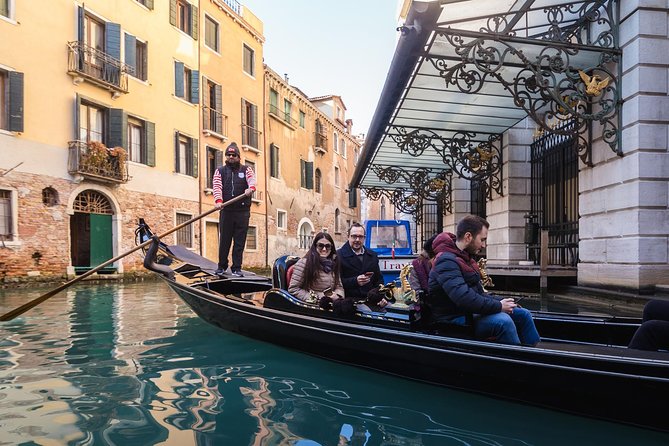 Grand Canal Gondola Experience with Live Commentary™ - Santa Maria della Salute and Punta della Dogana