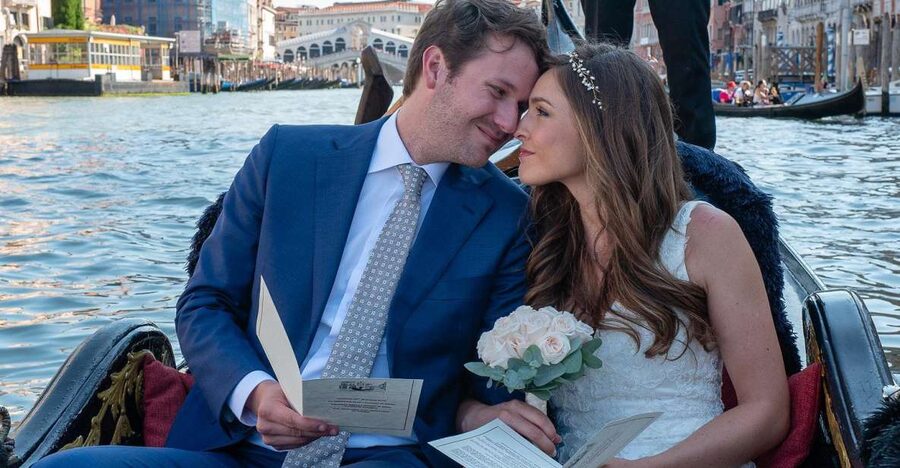 Grand Canal: Renew Your Wedding Vows on a Venetian Gondola - Saying the Vows in a Quiet Canal