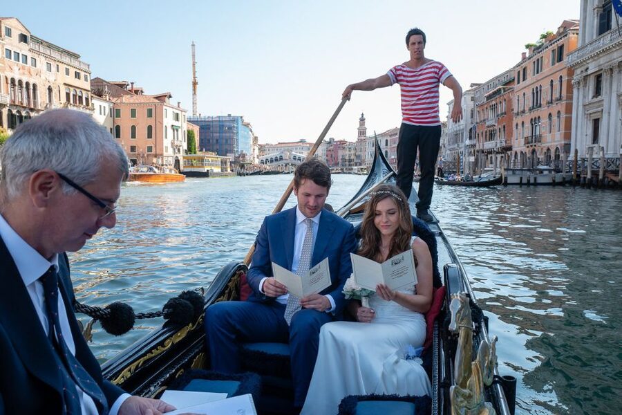 Grand Canal: Renew Your Wedding Vows on a Venetian Gondola - What the Optional Photographer Adds