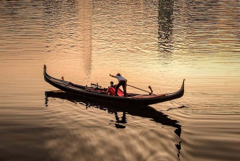 Hamburg Alster Lake romantic Tour in a Real Venetian Gondola - Key points before you book