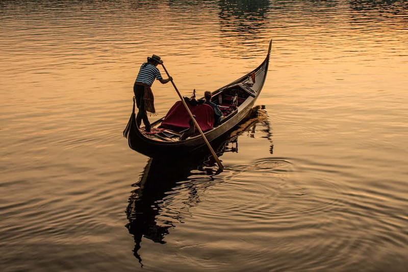 Hamburg Alster Lake romantic Tour in a Real Venetian Gondola - What the guide adds to the ride