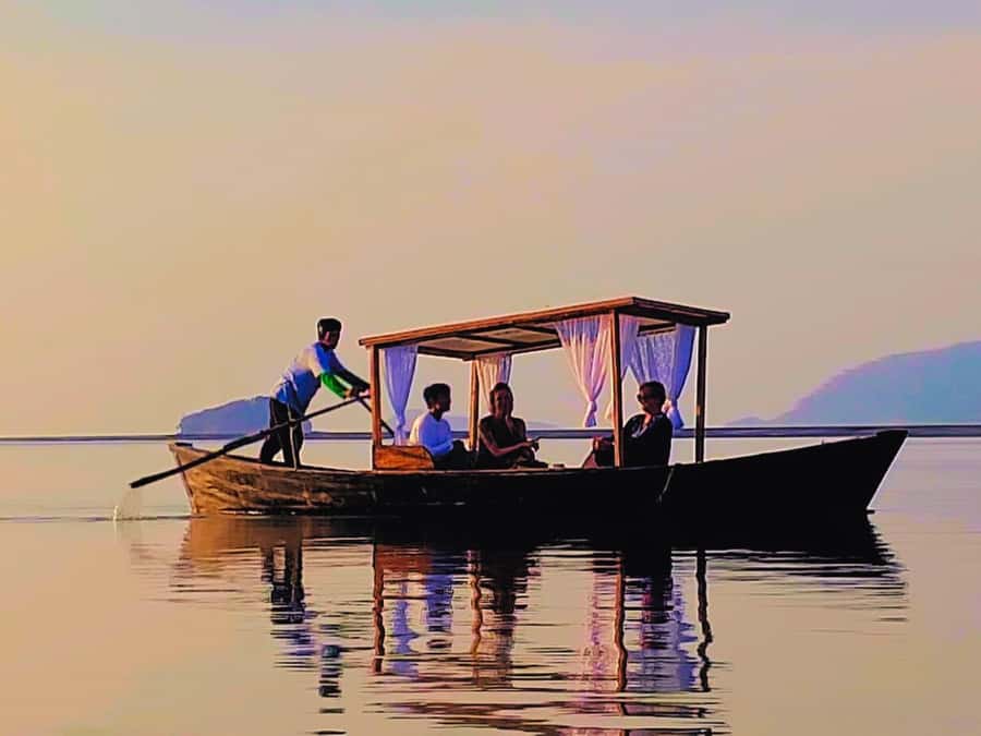 Ko Lanta: Sunrise Gondola Boat Ride with Breakfast - Arriving at Tung Yee Peng before sunrise