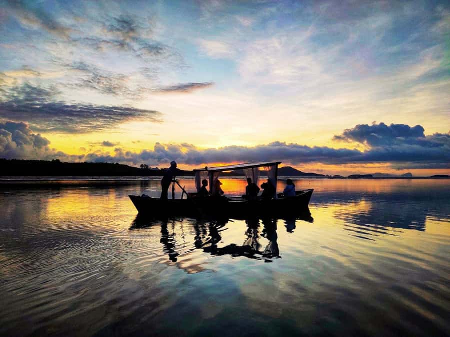 Ko Lanta: Sunrise Gondola Boat Ride with Breakfast - The people who shape the experience