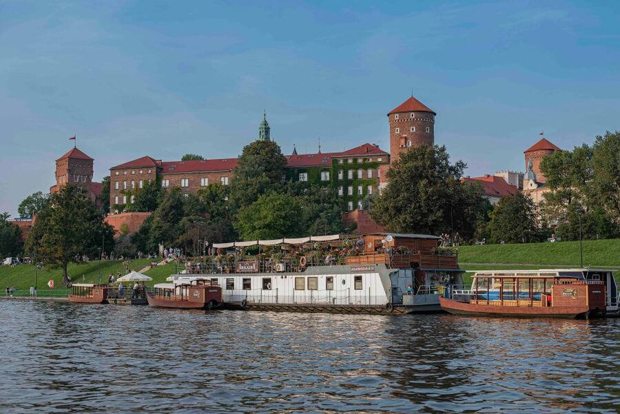 Krakow: Private Traditional Gondola Cruise - Wawel Hill and the city’s royal waterfront
