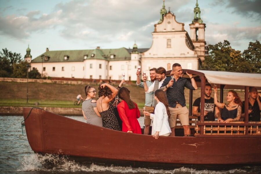 Krakow: Vistula Night Cruise by Gondola w/ Audio Commentary - Manggha Museum and the return toward Kazimierz