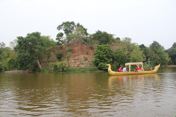 Late afternoon Angkor Gondola Tour with champagne and canapés - On board the traditional Baray boat