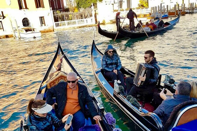 Private Gondola Ride with Serenade in Venice - Private does not mean guided