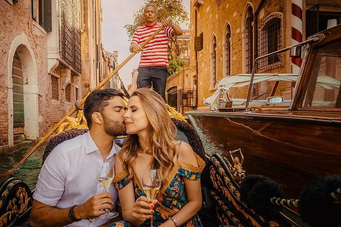 Private Photo Shoot in Venice with Gondola Ride - A photographer who also helps you see Venice