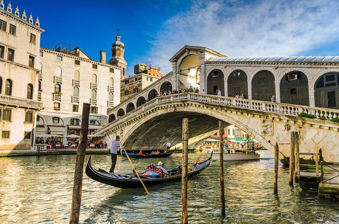 Private Photo Shoot in Venice with Gondola Ride Included - Why an early Venice photo shoot works so well