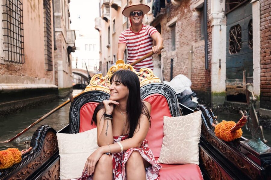 Private Photoshoot of Your Gondola Ride in Venice - Meeting at Chiesa di San Zaccaria