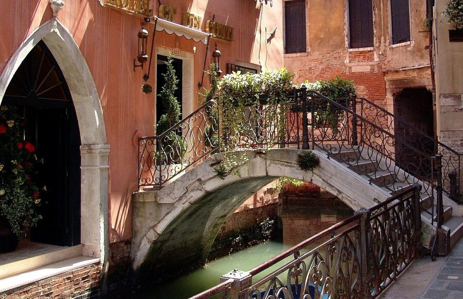 Private Venice Walking Tour and Gondola Ride - Reaching Rialto Bridge