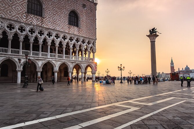 Public tour: Doge's Palace with St. Mark's Basilica & Gondolas - Three Venetian classics in one short tour