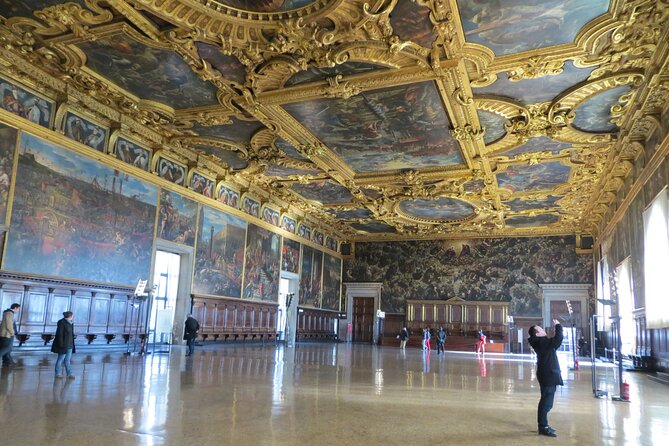 Public tour: Doge's Palace with St. Mark's Basilica & Gondolas - How the guide affects the day