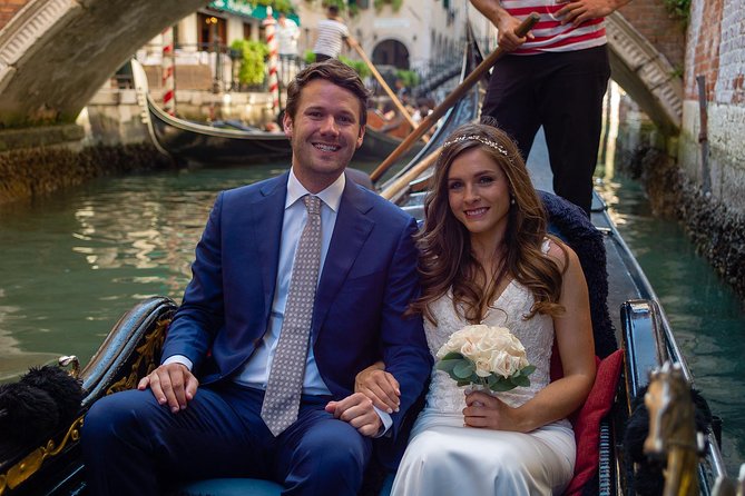 Renew your wedding vows on a romantic gondola - What the $914.51 price really buys you