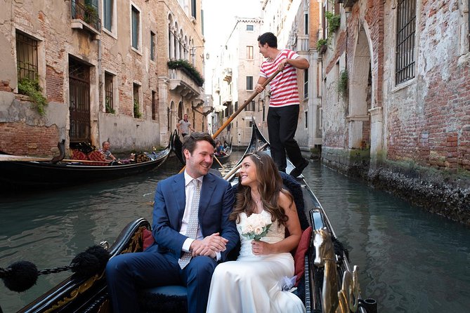 Renew your wedding vows on a romantic gondola - Adding the optional photographer