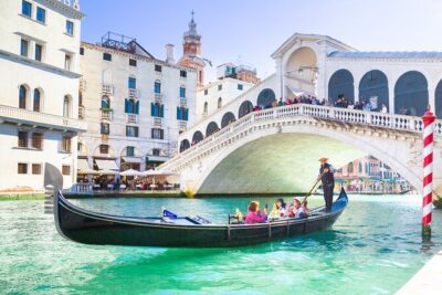 Romantic Venice: 30 Minute Gondola Ride with Serenade