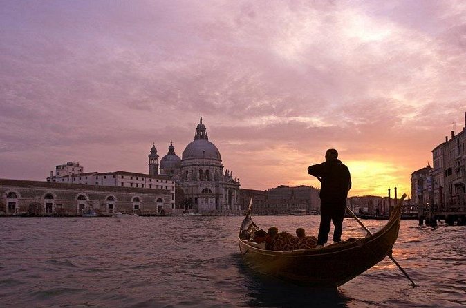 Romantic Venice: 30 Minute Gondola Ride with Serenade - The shared seating needs an honest look