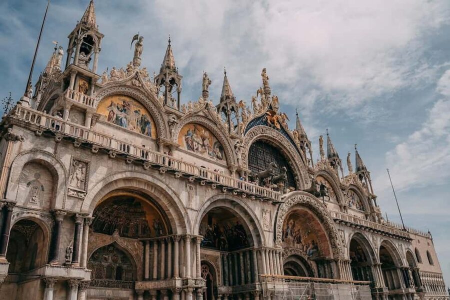 St. Mark's Basilica Tour with Priority Entrance + Gondola - What the guide adds to the visit