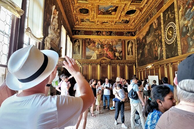 St Mark's, Doge's Palace, with Murano and Burano & Gondola Ride - Burano’s painted houses and lace tradition