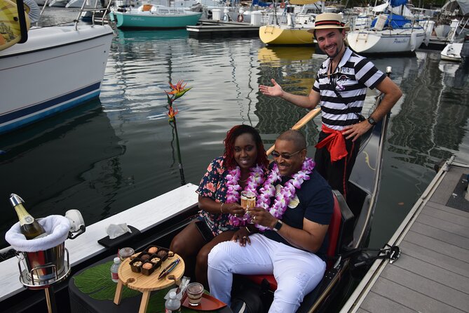 Valentine's Private Gondola Cruise in Waikiki with Drinks, Pastry - Magic Island and the Honolulu skyline
