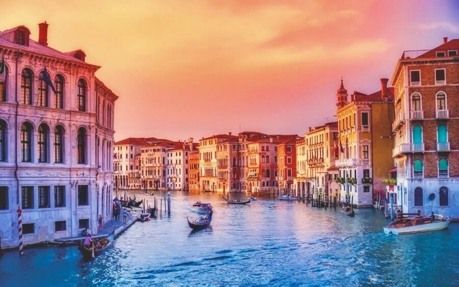 Venice: 30 min Gondola Ride on the Grand Canal with Guide - What this gondola ride really offers