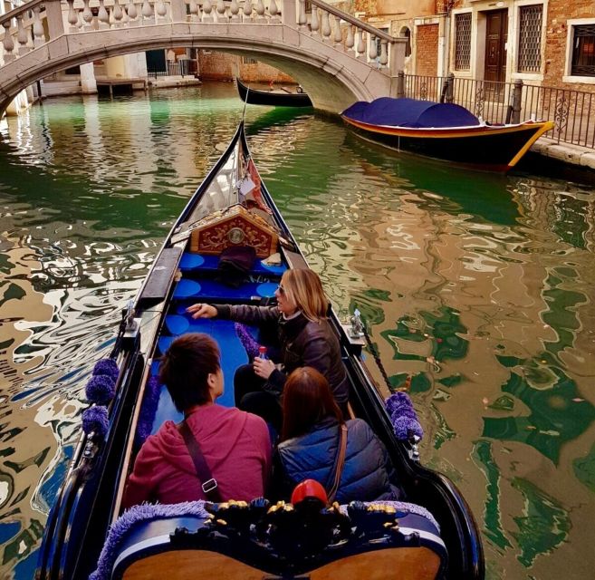 Venice: 30 min Gondola Ride on the Grand Canal with Guide - Palazzo Grassi, Ca’ Rezzonico, and the palaces of the Grand Canal