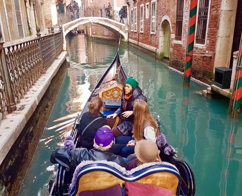Venice: 30 min Gondola Ride on the Grand Canal with Guide - Rialto Bridge and the main canal view