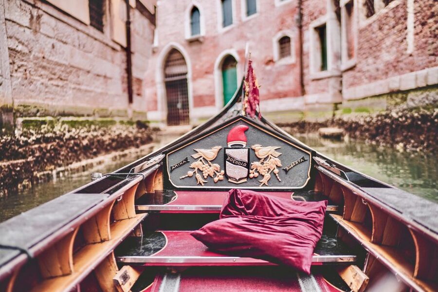 Venice: 30 min Gondola Ride on the Grand Canal with Guide - Meeting at Santa Maria del Giglio