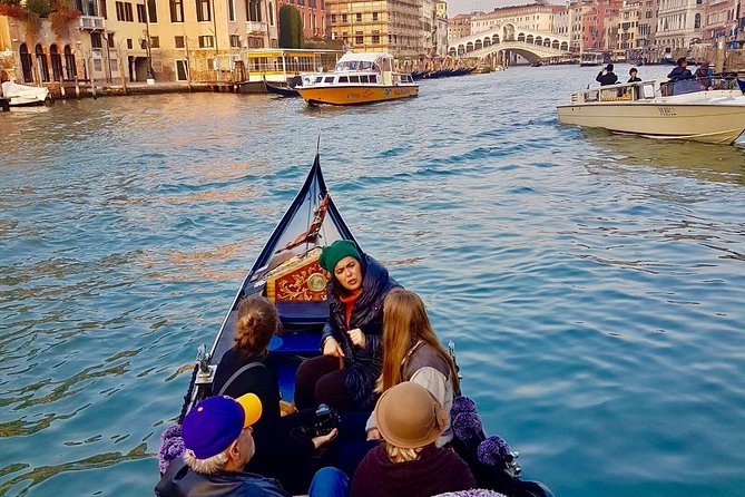 Venice: 30 min private Gondola Ride with Guide - Why the guide matters on a gondola