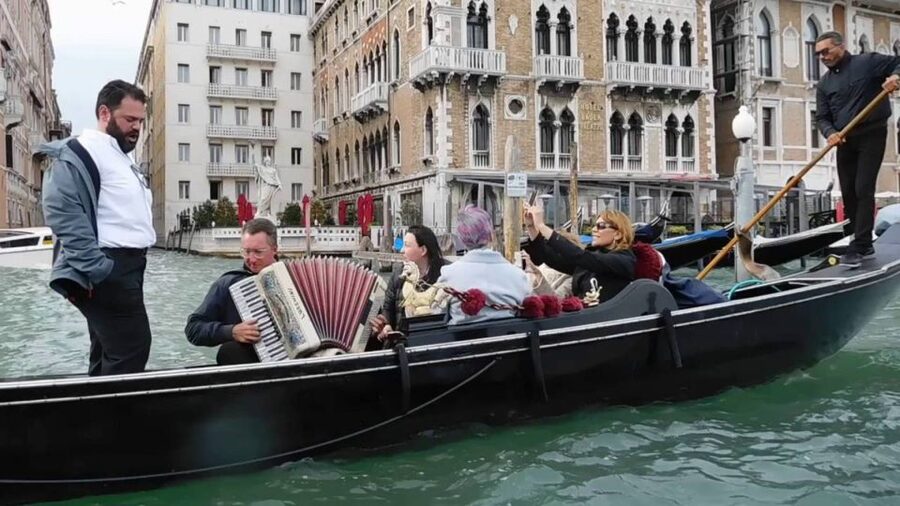 Venice: 30-Minute Gondola Ride on Grand Canal with Serenade - What the 30-minute Venice gondola ride is really like
