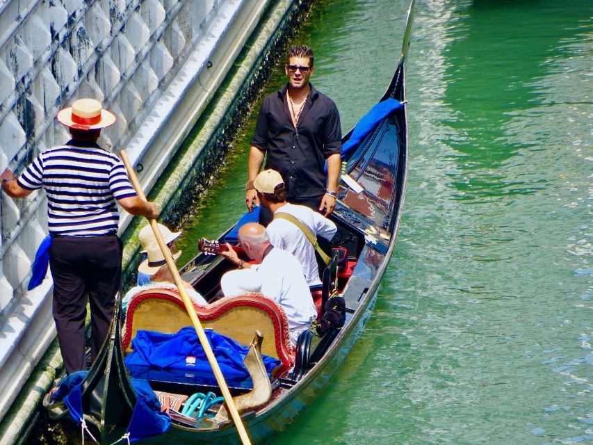 Venice: 30-Minute Gondola Ride on Grand Canal with Serenade - Shared or private gondola: read the booking choice carefully
