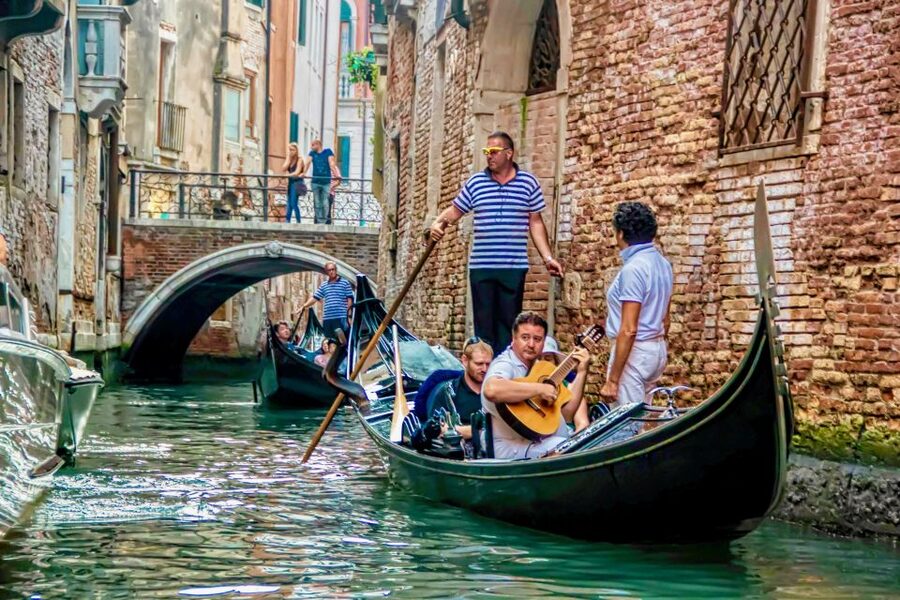 Venice: 30-Minute Gondola Ride on Grand Canal with Serenade - Timing, weather, and comfort