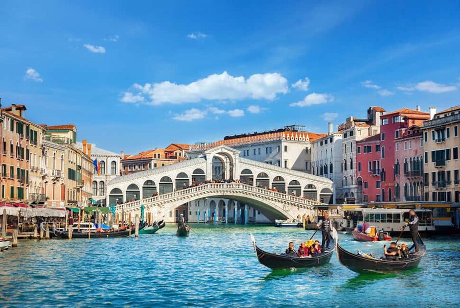 Venice: 30 minutes Enchanting Gondola Ride - Rio San Luca and Palazzo Manin