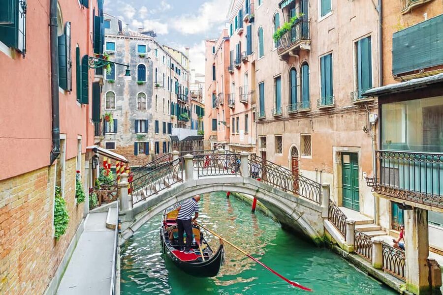 Venice: 30 minutes Enchanting Gondola Ride - Commentary, atmosphere, and the gondolier
