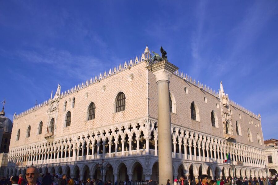 Venice: Basilica and Doge's Palace Tour with Gondola Ride - St. Mark’s Basilica and its golden interior