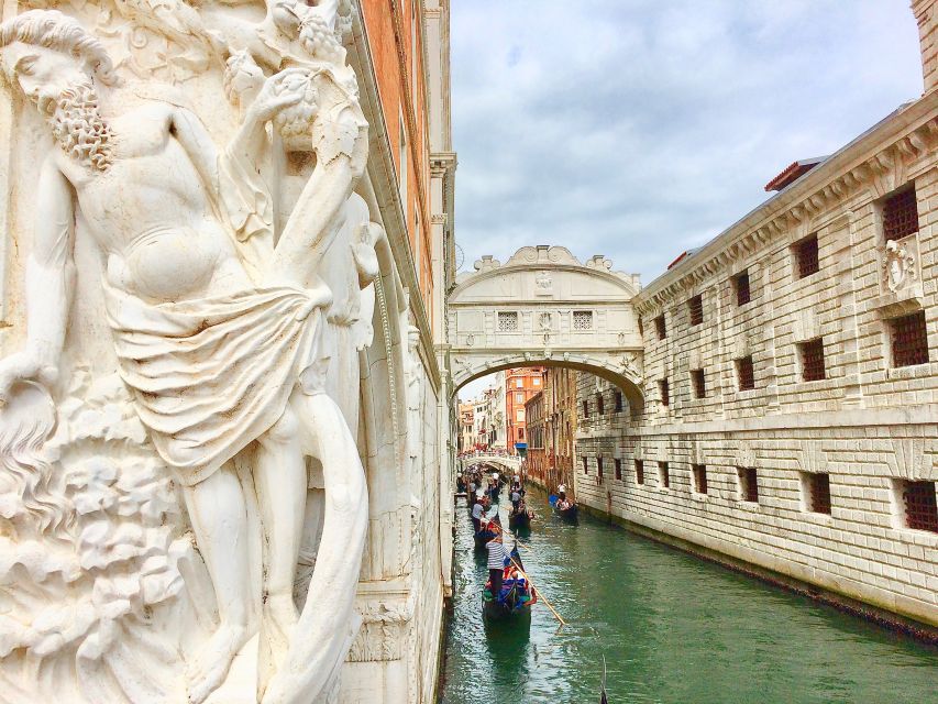 Venice: Basilica and Doge's Palace Tour with Gondola Ride - The 30-minute gondola ride