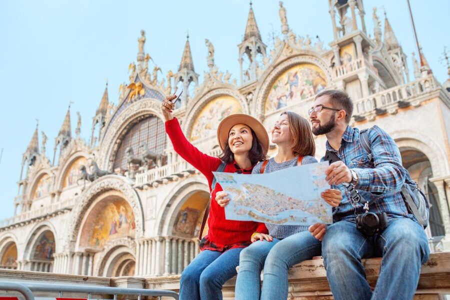 Venice: Basilica and Doge's Palace Tour with Gondola Ride - Guide quality and language choices