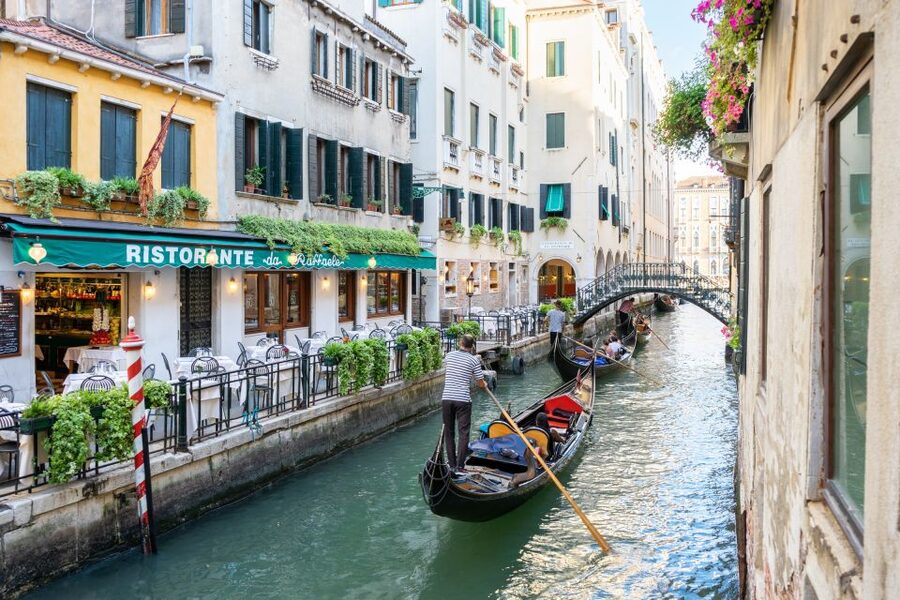 Venice: Basilica and Doge's Palace Tour with Gondola Ride - Meeting at St. Mark’s Square