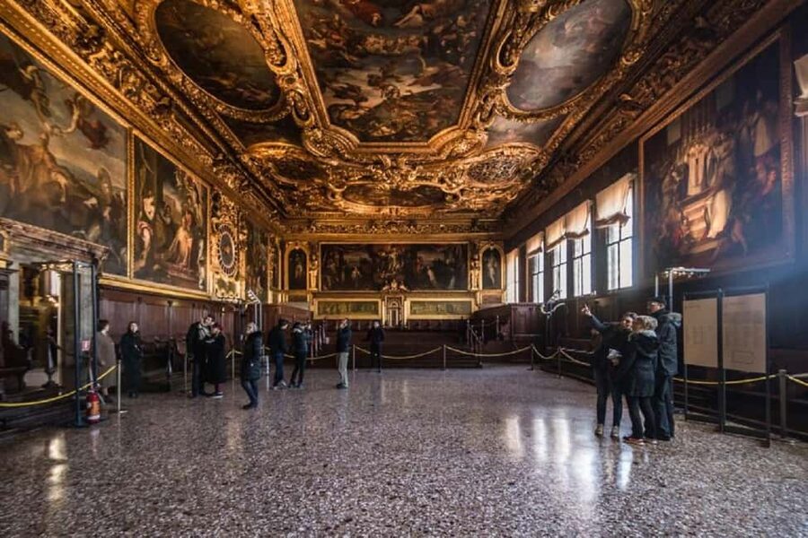 Venice: Basilica, Doge's Palace, Gondola and Lagoon Islands - A shared gondola ride on the Grand Canal