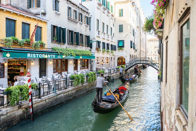 Venice: Classic 30-Minute Gondola Ride Through the Canals - Settling into a shared black gondola