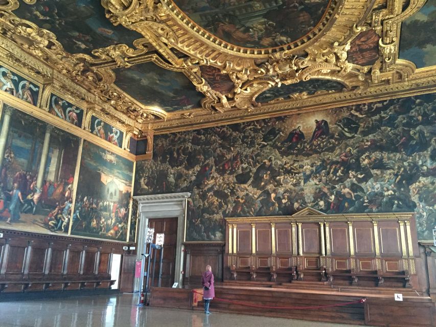 Venice: Doge's Palace and Basilica Tour with Gondola Ride - What the guide adds to the first two hours
