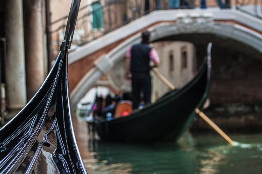 Venice: Doge's Palace and Basilica Tour with Gondola Ride - The 3:00 p.m. gondola ride beneath the Bridge of Sighs