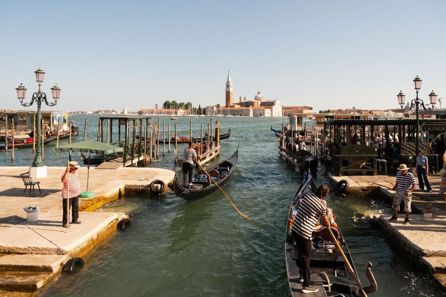 Venice: Doge's Palace and Basilica Tour with Gondola Ride - Timing, clothing, and arrival advice