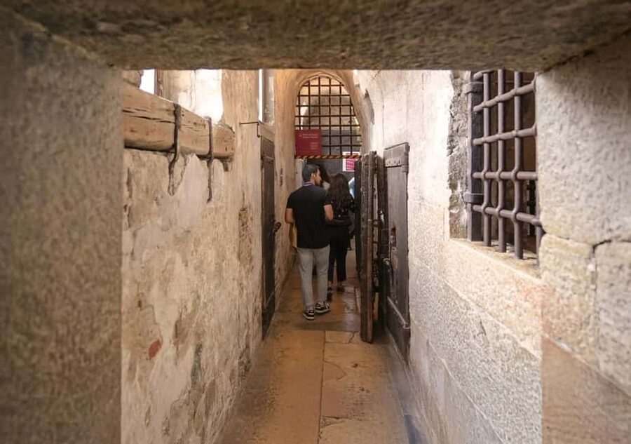 Venice: Doge's Palace and St Mark's Tour with Gondola Ride - Guide quality and group size