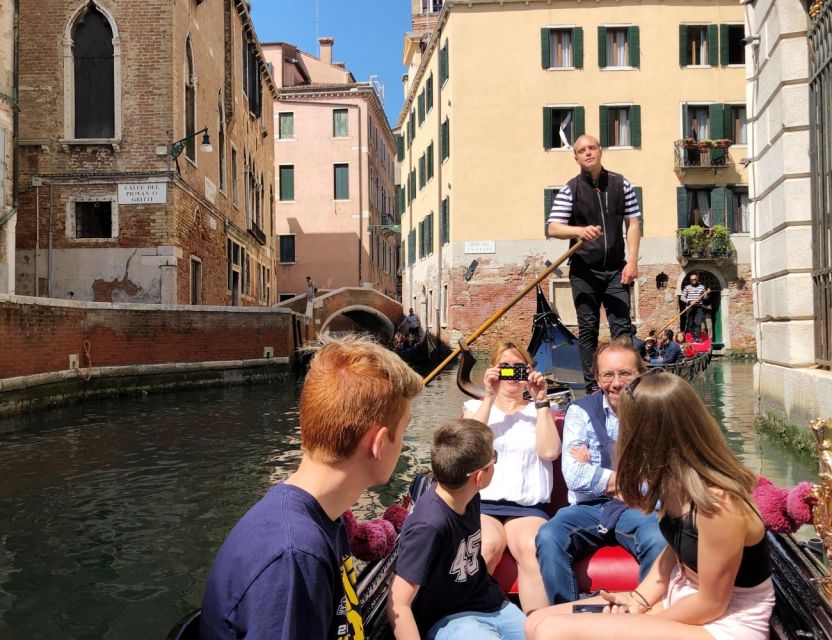 Venice: Doge's Palace Guided-Tour & Gondola Ride - Crossing the Bridge of Sighs